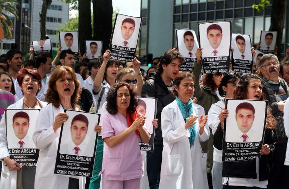 İzmir\'deki Doktorlar İş Bıraktı, Yürüyüş Düzenledi