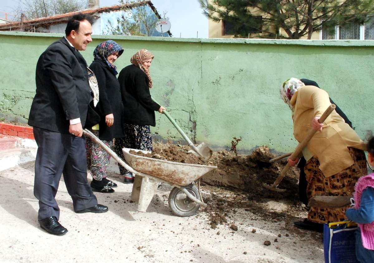 Kadınlar Camileri İçin Kazma Kürekle Çalışıyor