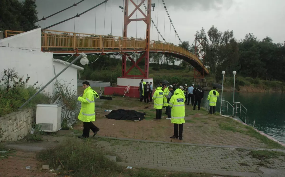 Kamyonet Baraj Gölü\'ne Uçtu: 2 Ölü