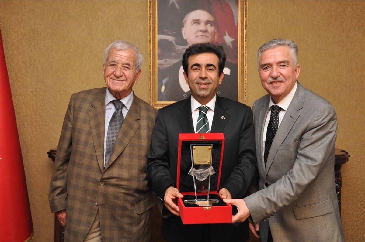 Karamanlılar Vali Güzeloğlu\'nu Unutamıyor