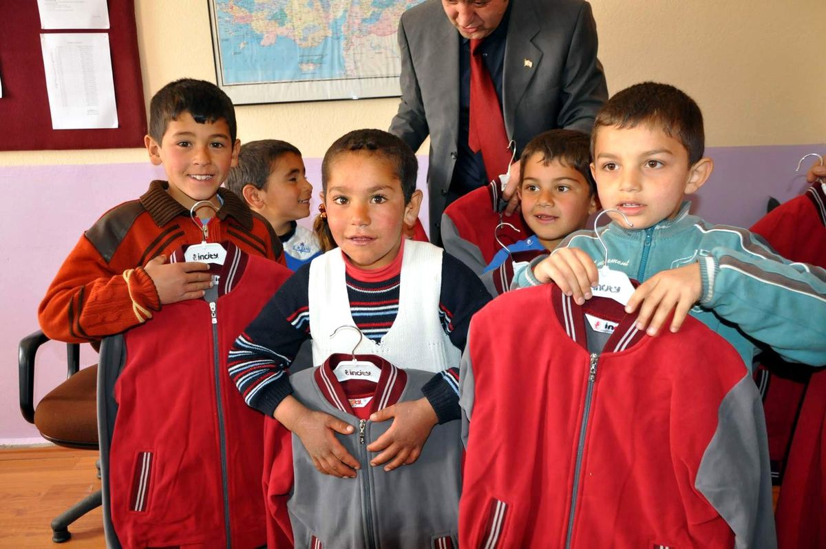 Kars'ta Kızılay'dan Öğrencilere Giyecek Yardımı