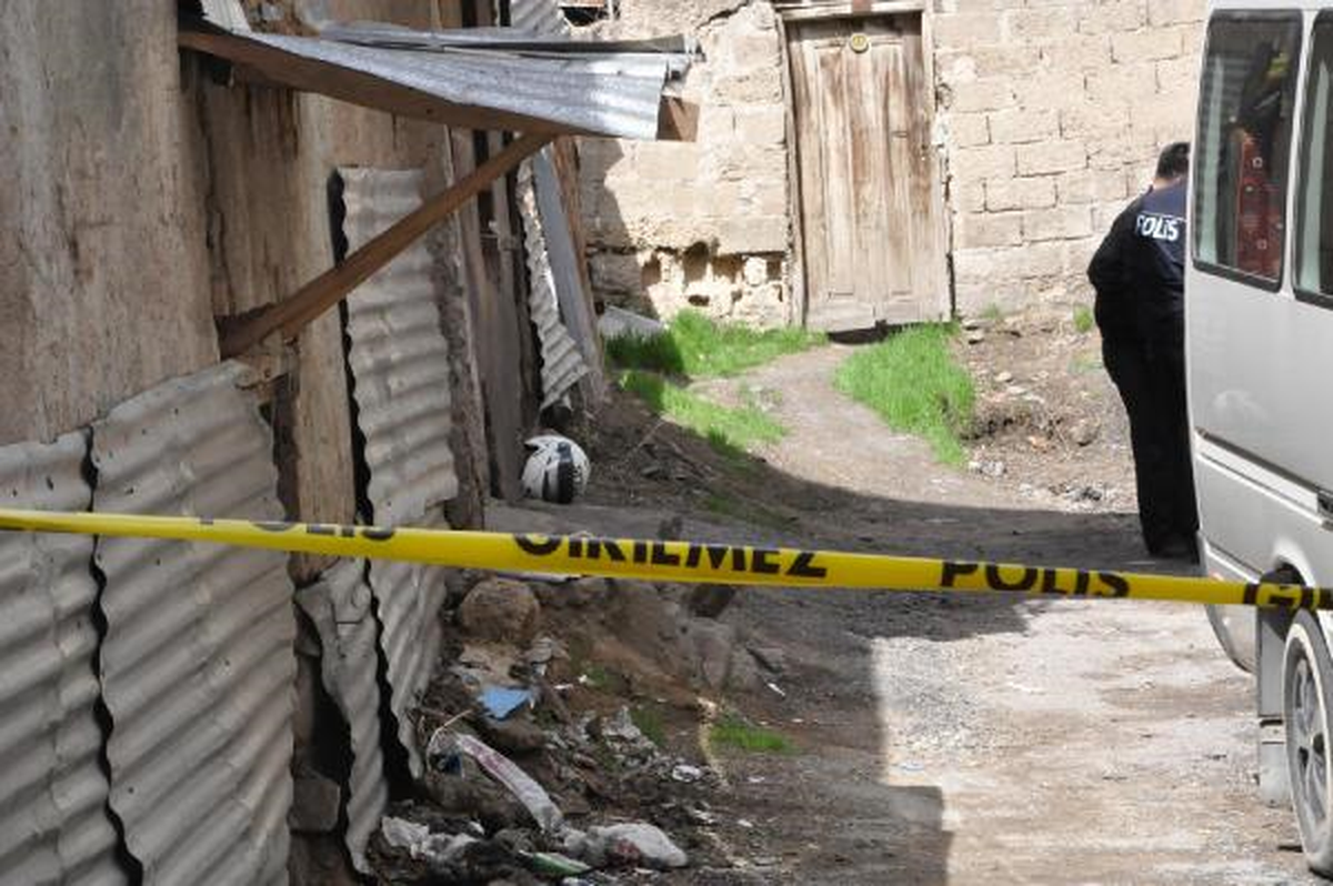 Kavgaya Müdahale Eden Polis Bacağından Vuruldu