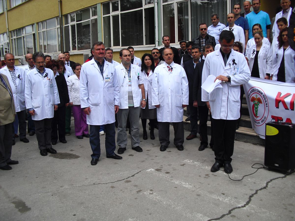 Kırklareli\'de Sağlık Çalışanları Katledilen Meslektaşları İçin Bir Günlük İş Bıraktı