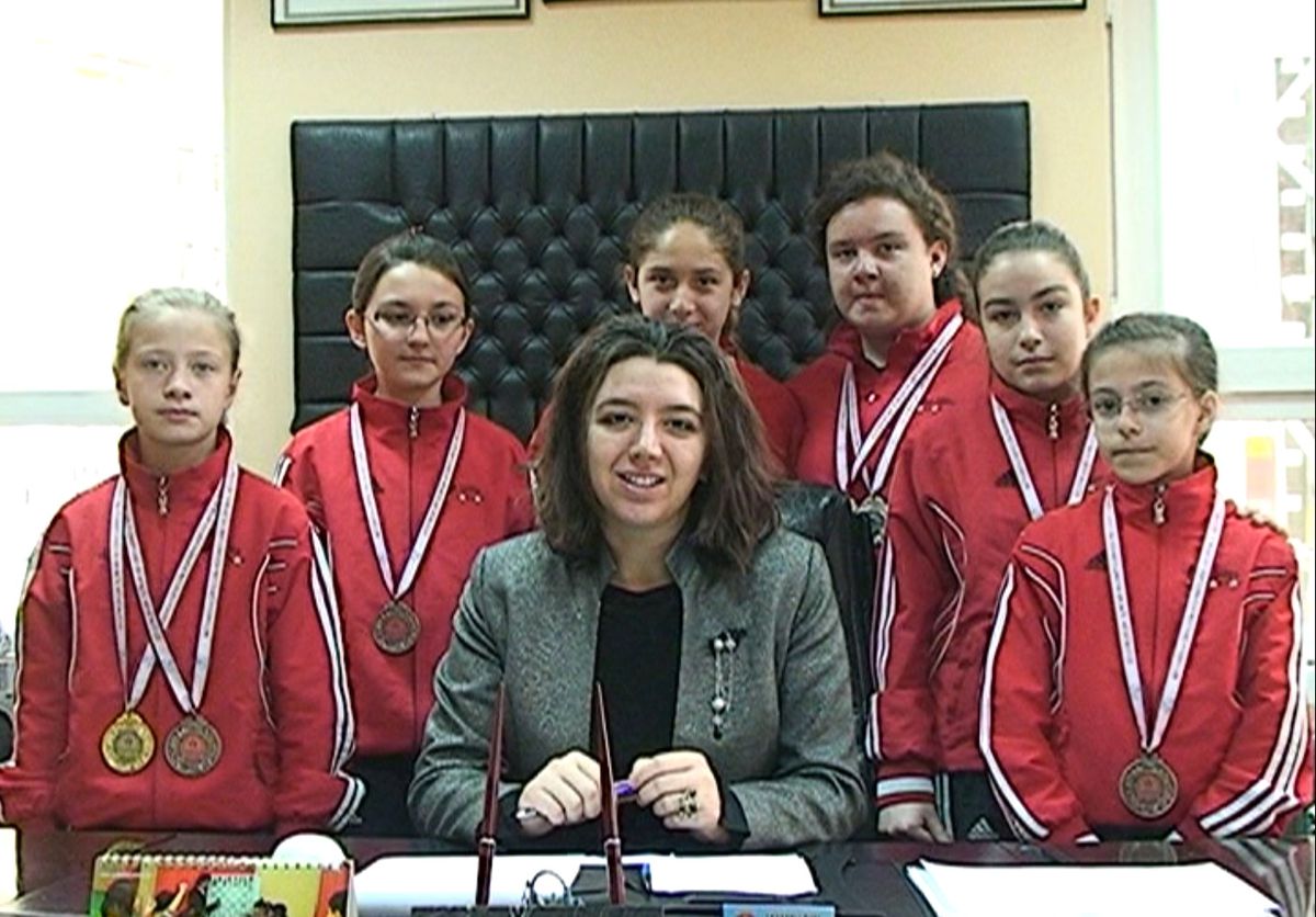 Madalya ile Döndüler