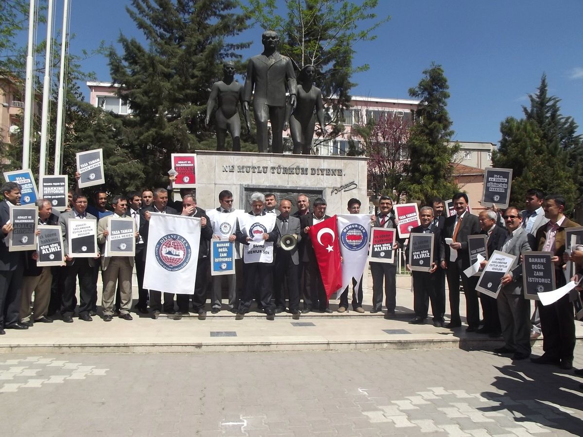 Memur-Sen Hükümeti Protesto Etti