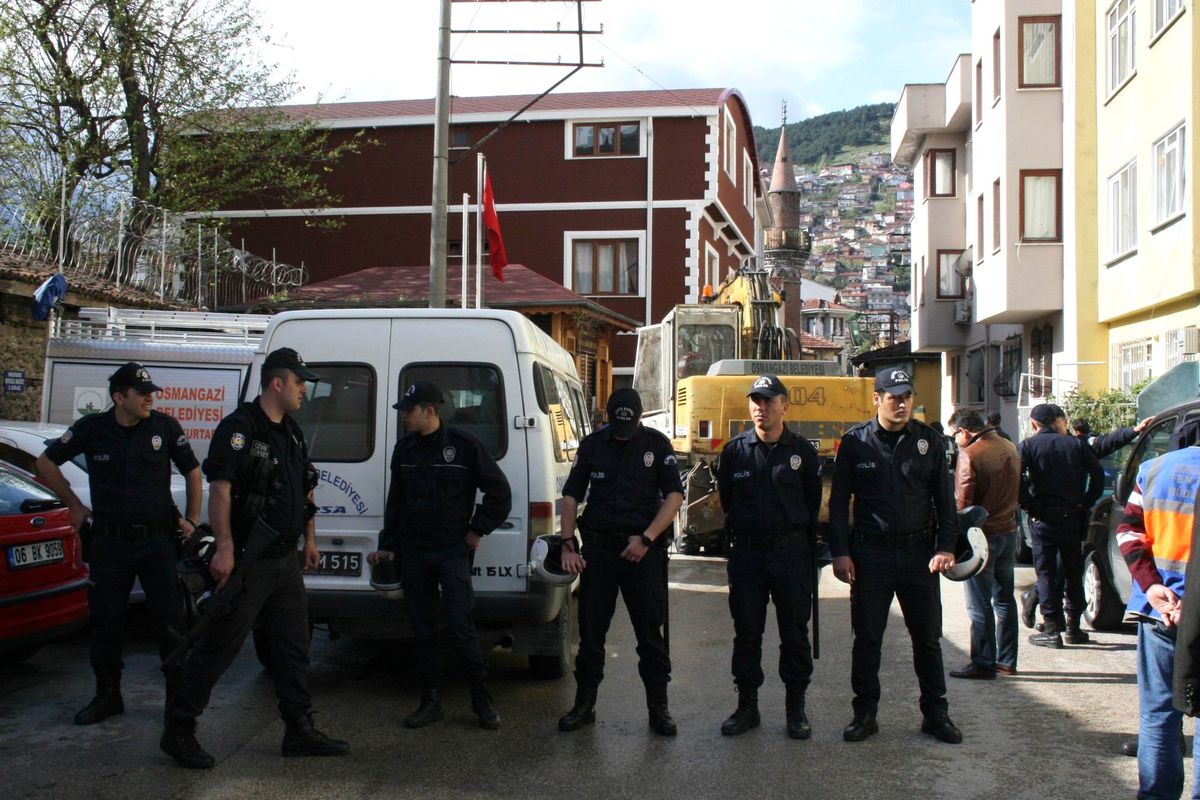 Muhtarlığın Yanındaki Kaçak Bina Yıkıldı