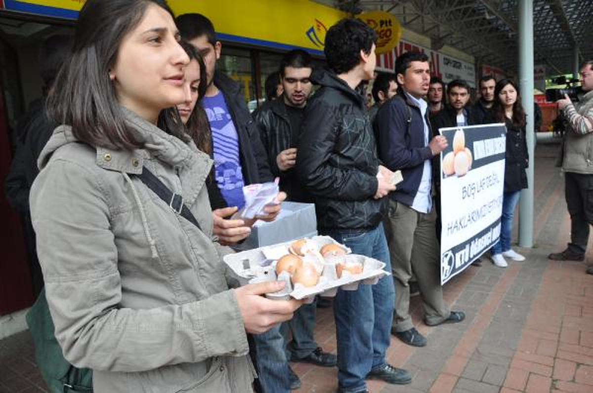 Öğrenciler YÖK'e Kargoyla Yumurta Gönderdi