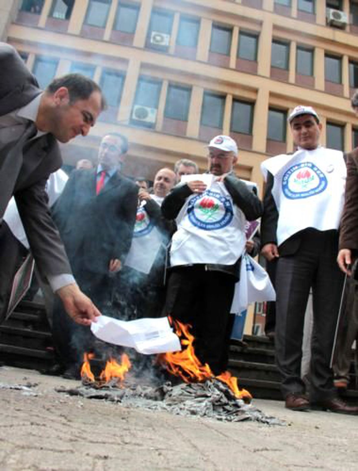 Öğretmenler Bursa\'da Maaş Bordrolarını Yaktı