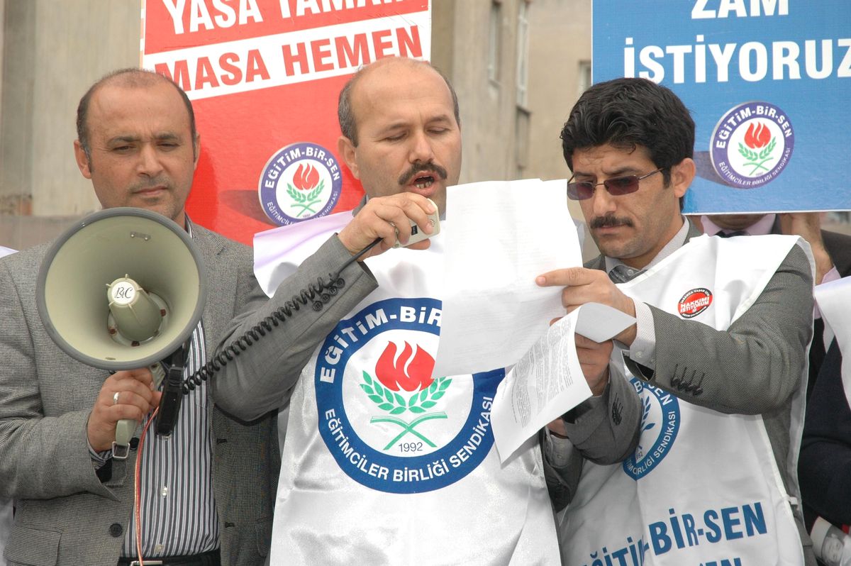 Osmaniye\'de Öğretmenler Bordro Yaktı