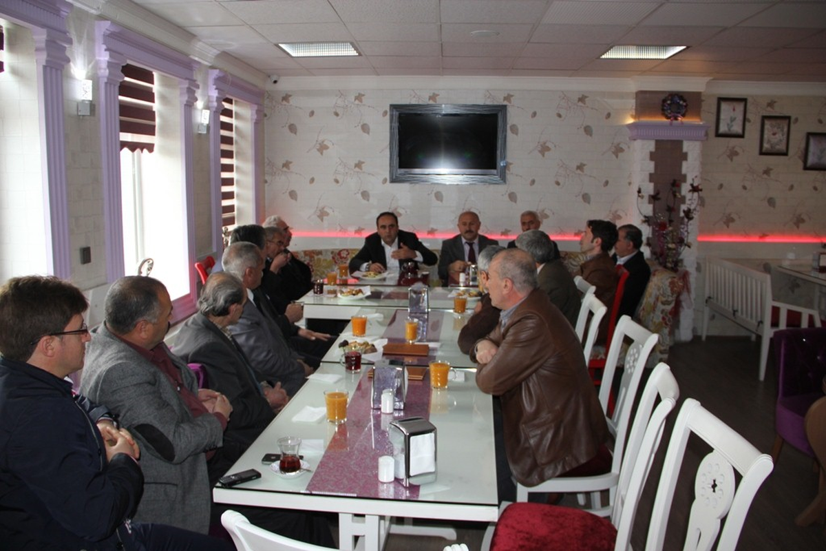 Özbek Muhtarlarla Görüştü