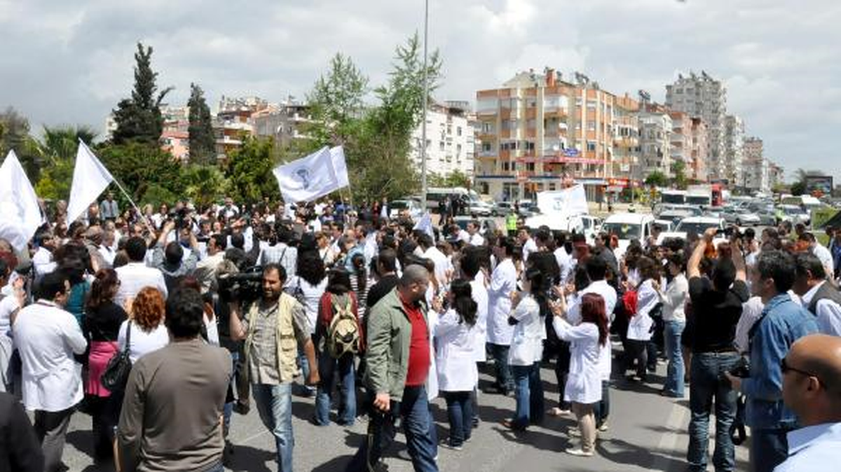 Polisten Yol Kapatan Eylemcilere \'Ambulans Geliyor\' Taktiği