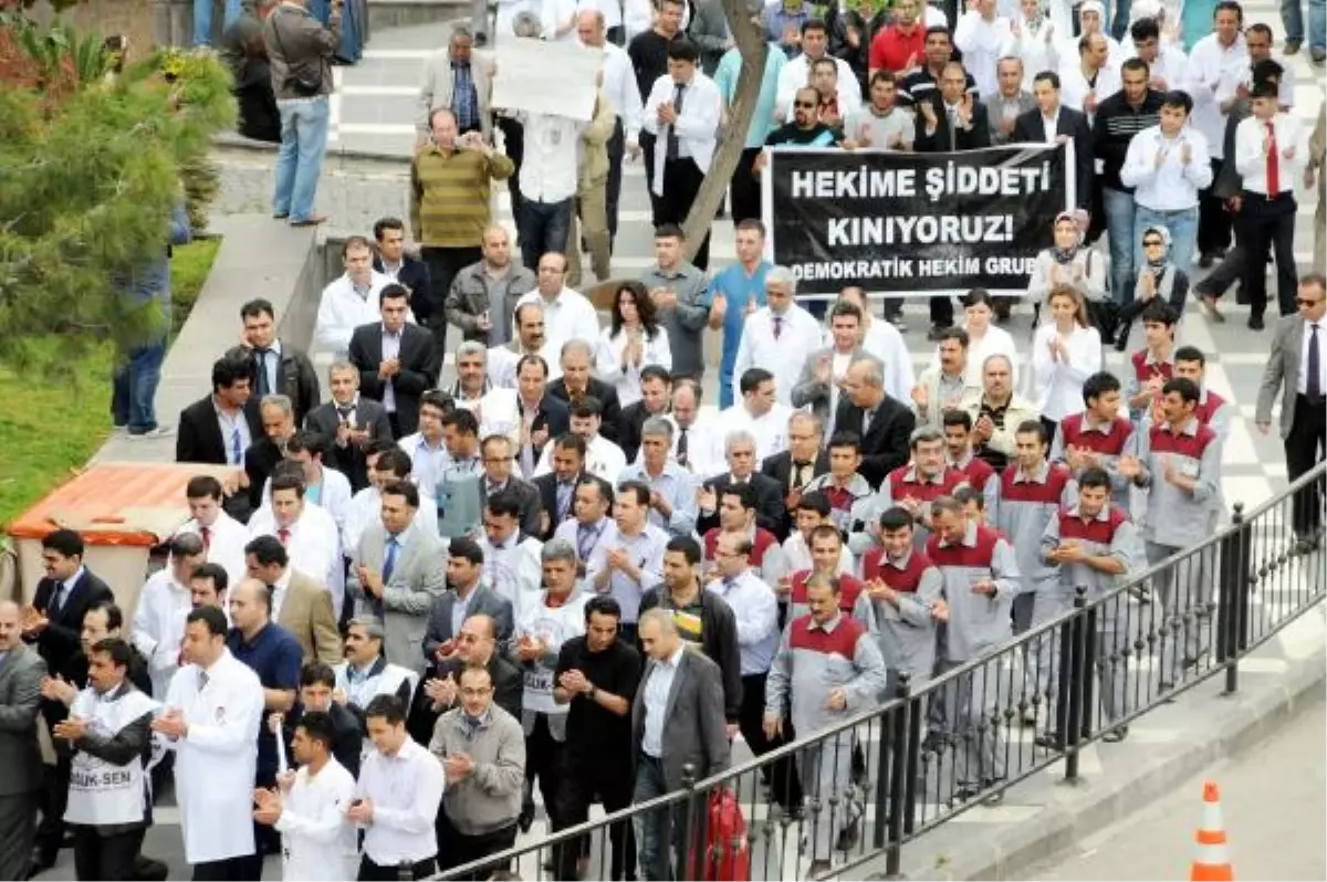 Sağlık Çalışanları Eylem Yaptı, Bakan Akdağ'ı İstifaya Çağırdı