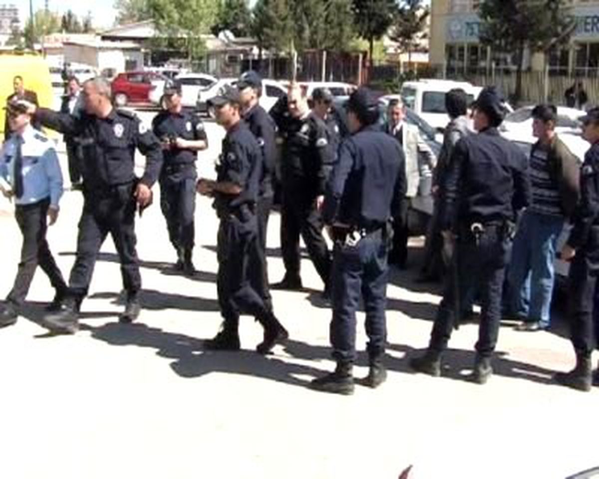 Şanlıurfa\'da Taşlı Sopalı Kavga; 9 Yaralı