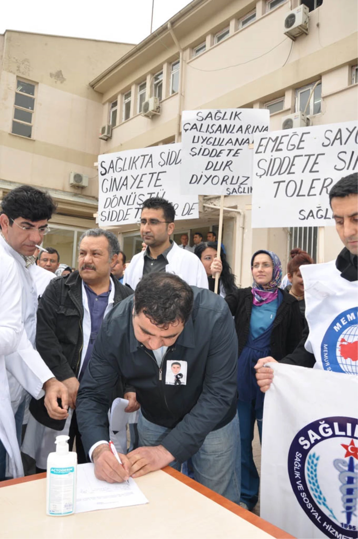 Siirt\'te Sağlık Çalışanlarına Saldırı Protesto Edildi