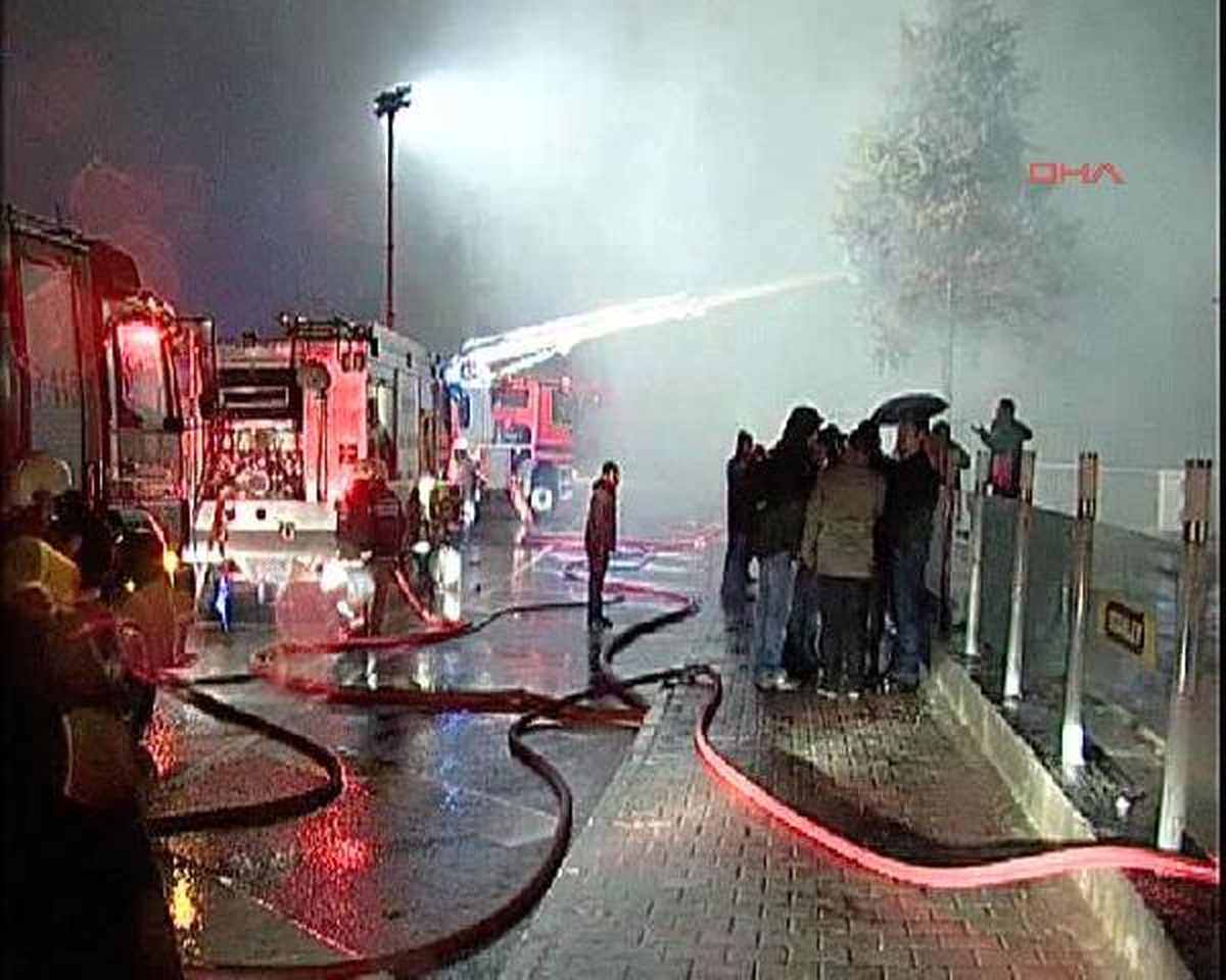 Sultanbeyli\'de 4 Katlı Depoda Yangın