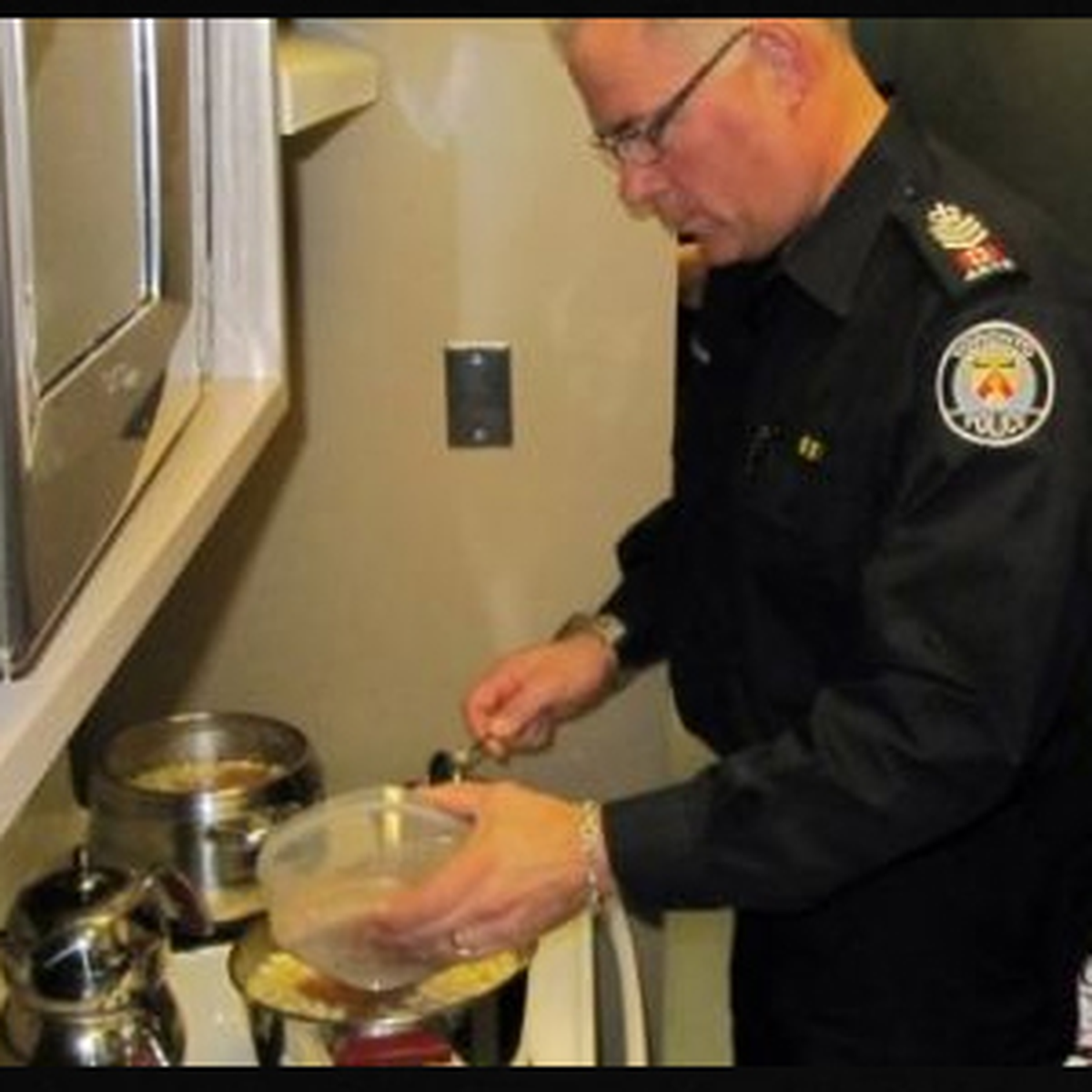 Toronto Polisi Aşure Pişirdi