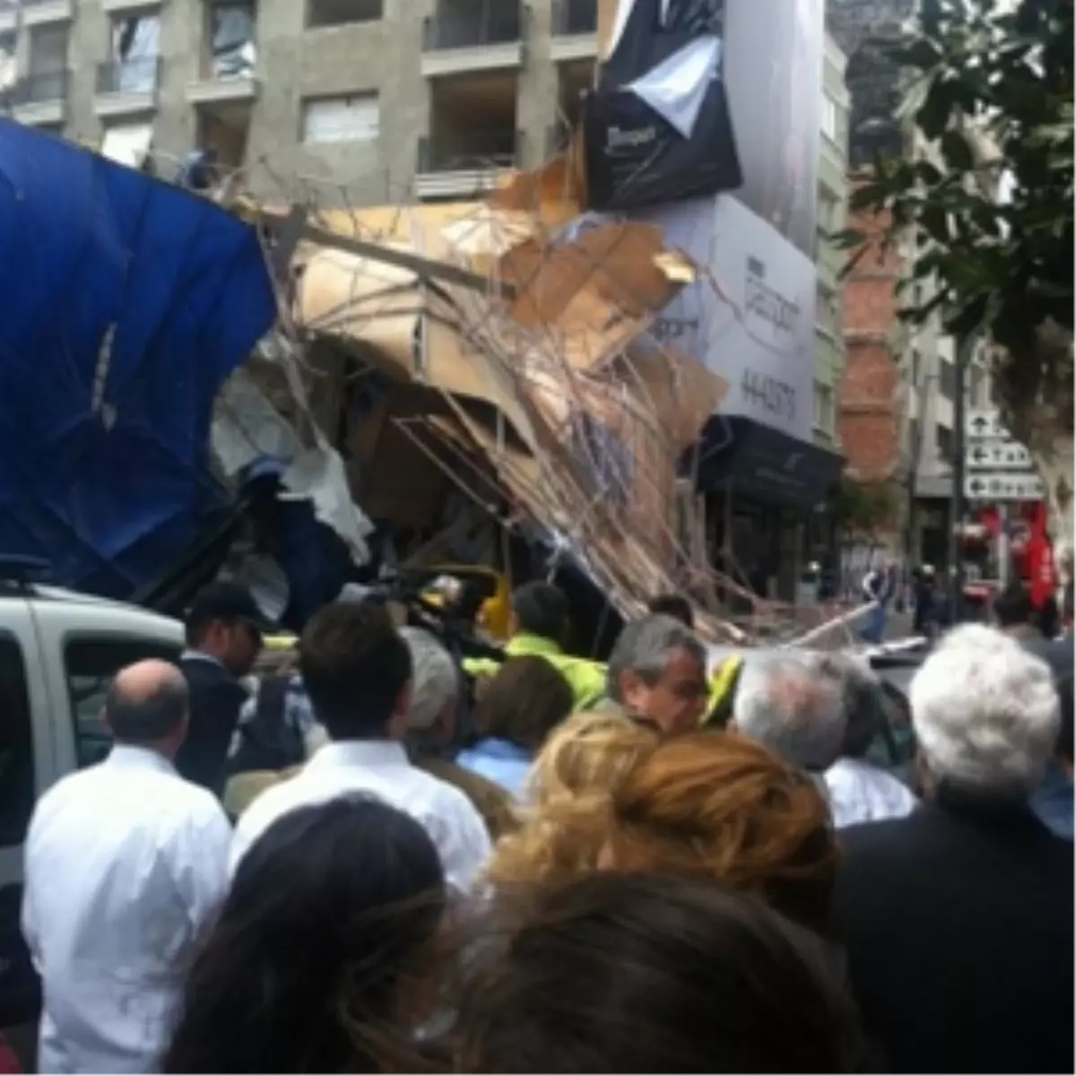 Türkiye\'nin Çatısı Uçtu: 3 Ölü