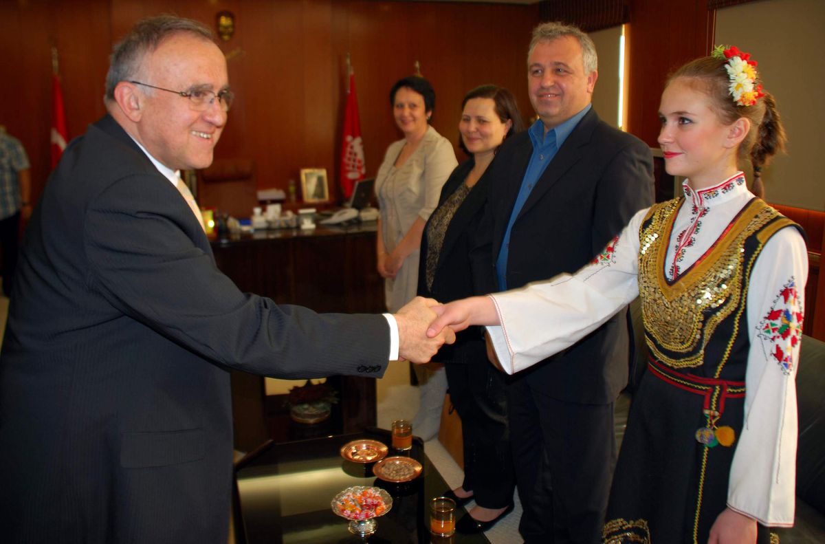 Yabancı Folklor Ekipleri Başkan Güzelbey\'i Ziyaret Etti