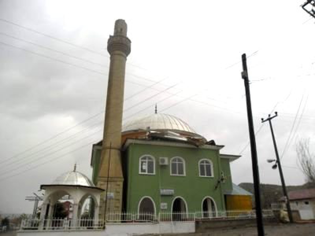 Yalvaç\'ta Fırtına Minare Yıktı, Çatıları Uçurdu, 1 Kişi Yaralandı