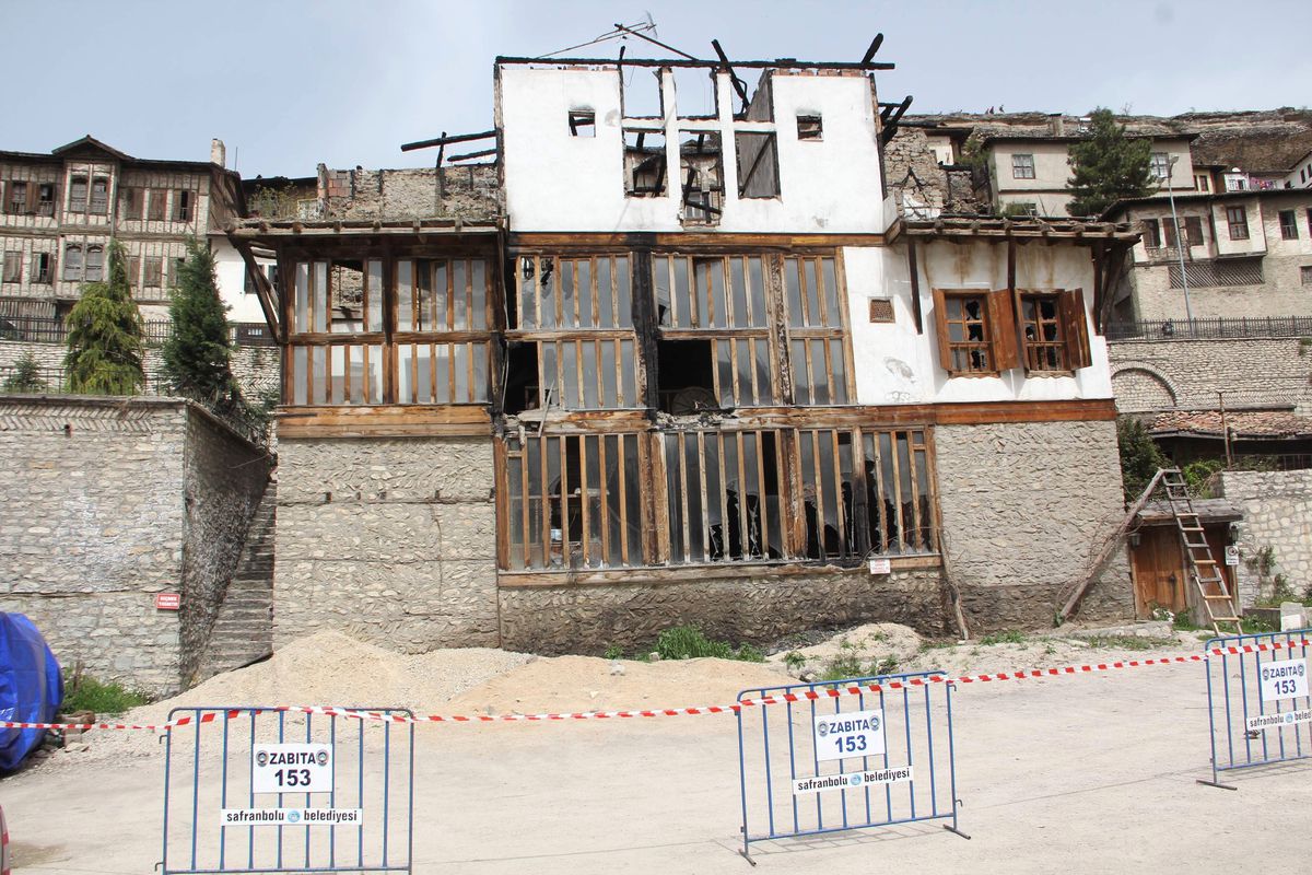 Yanan Tarihi Konak Tehlike Saçıyor