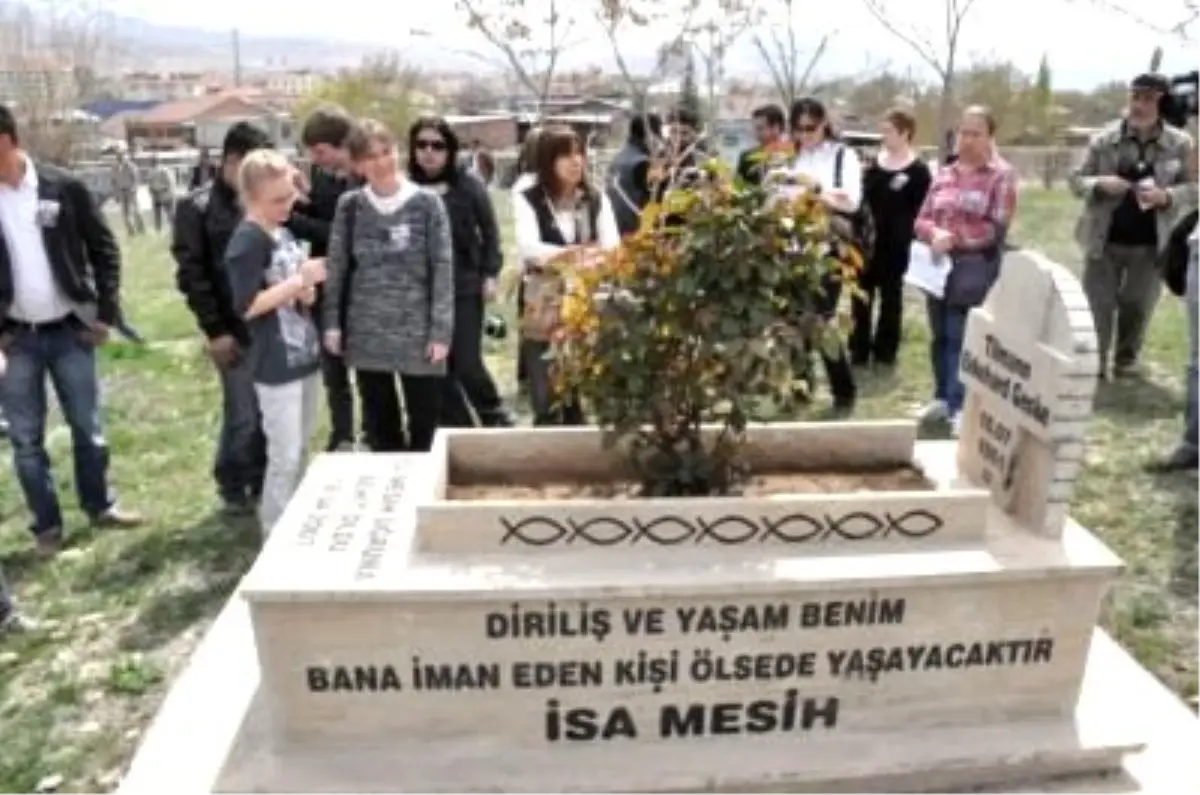 Zirve Yayınevi\'nde Öldürülen Uğur Yüksel, Mezarı Başında Anıldı Malatya\'da 18 Nisan 2007 Günü Zirve...