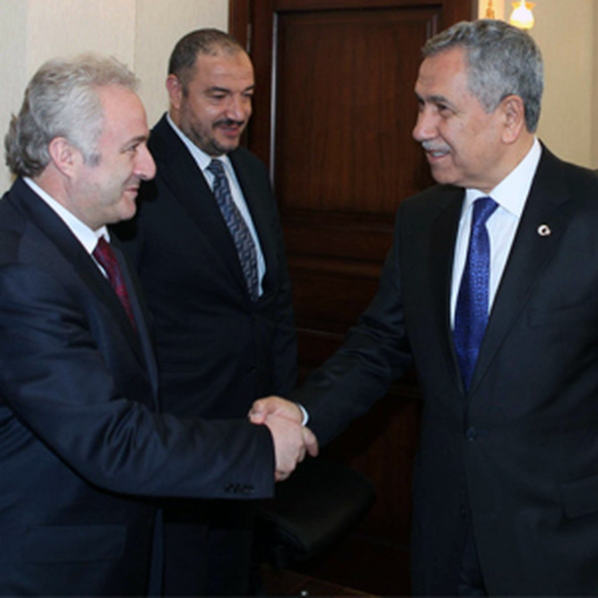 Arınç\'tan AA\'ya Büyük Övgü