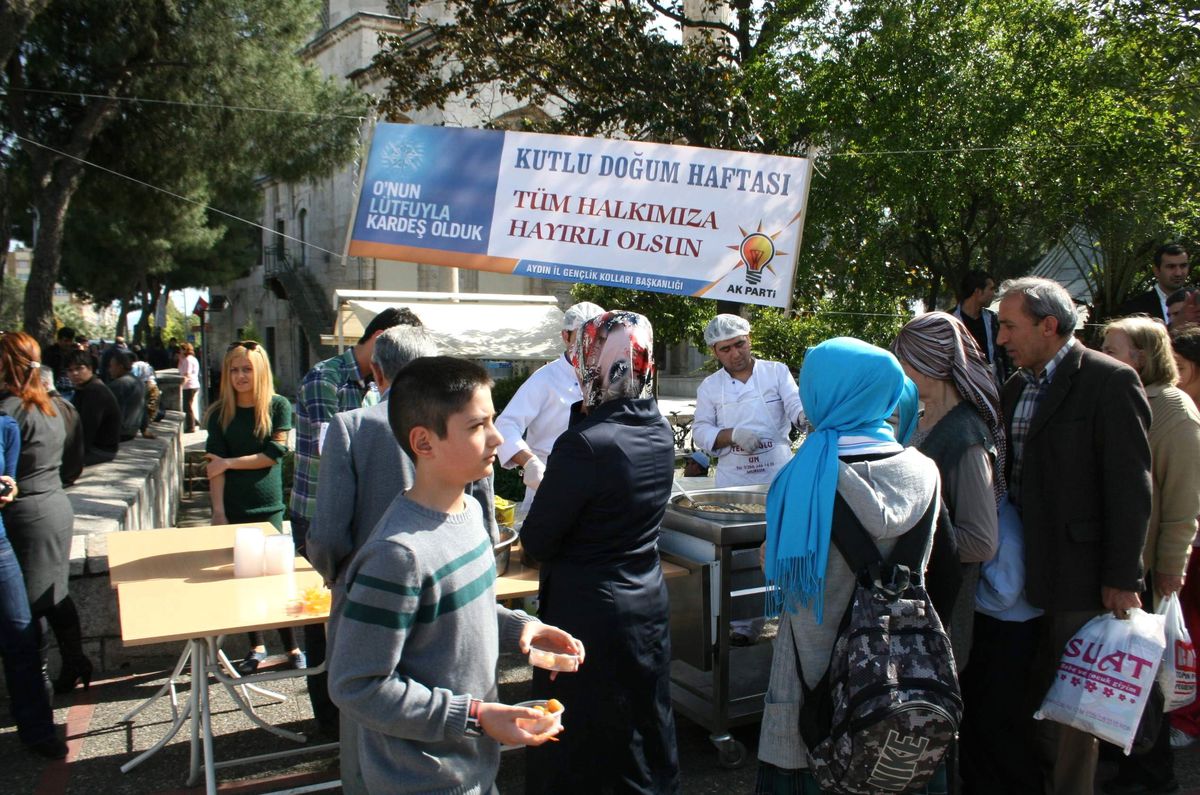 Ak Partili Gençler Kutlu Doğum Haftası Dolayısıyla Lokma Döktürdü