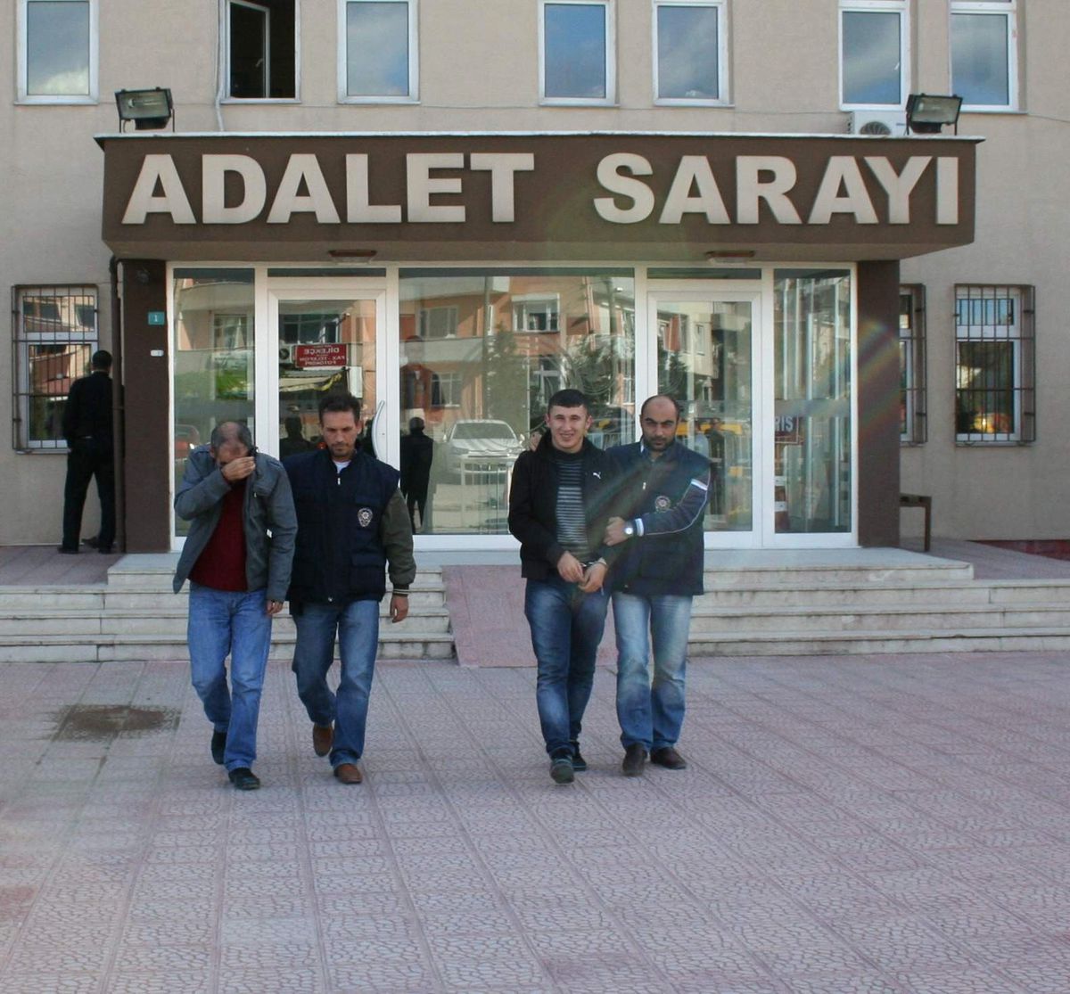 Araba Altına Saklanan Hırsızlar Yakayı Ele Verdi