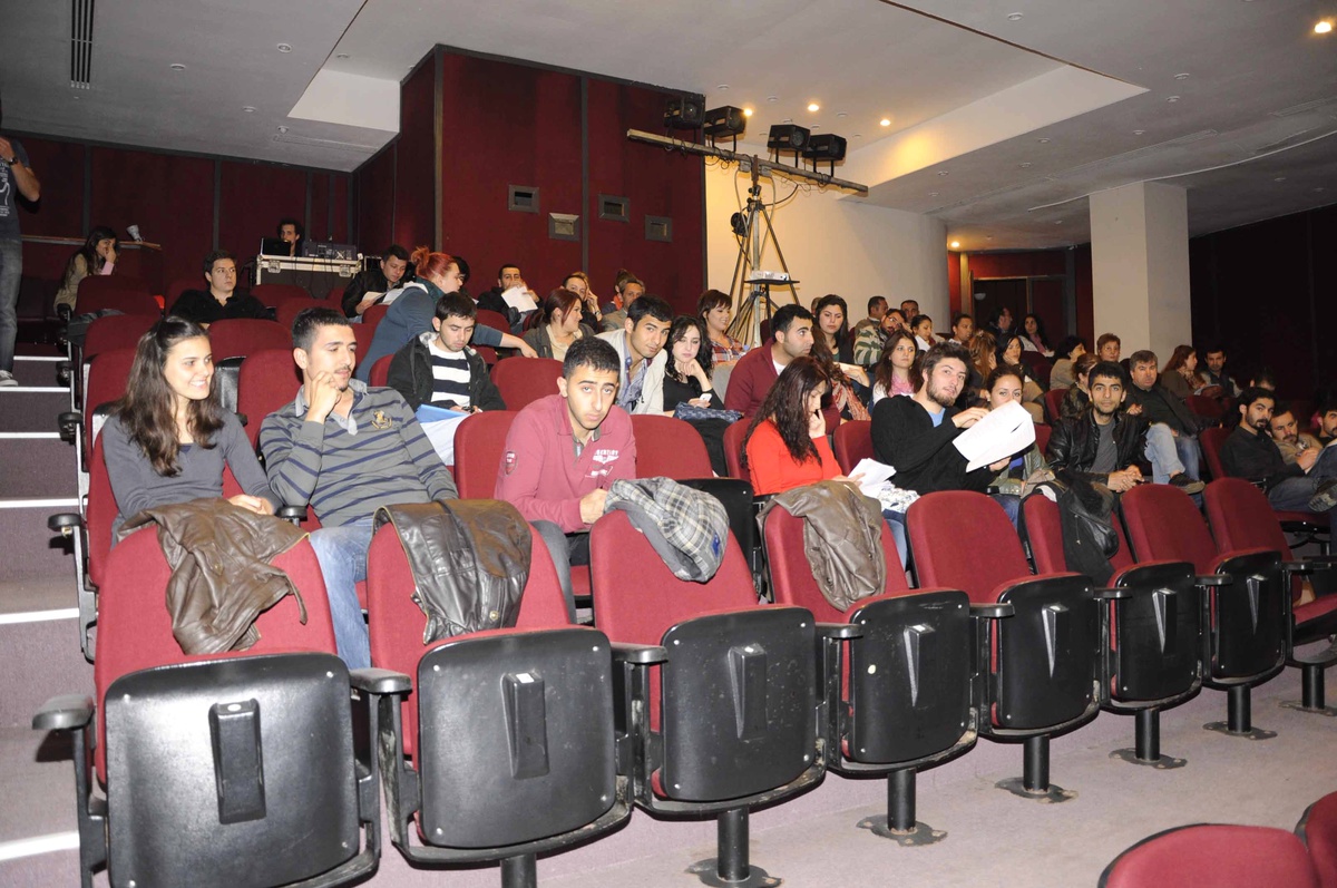 "Aşk Olsun Sana Çocuk" Kuşadası\'nda Sahnelendi