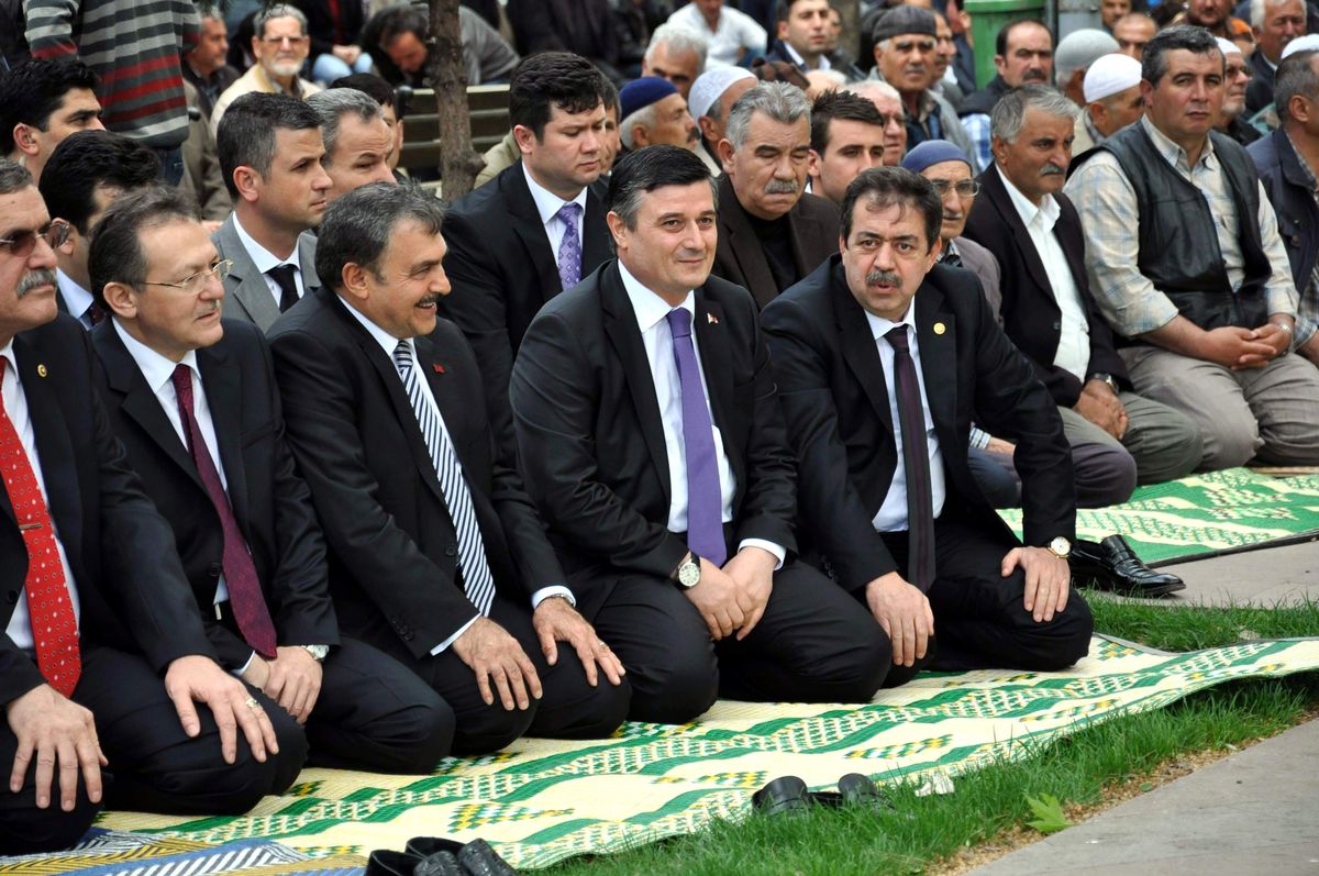 Bakan Eroğlu, "Kutlu Doğum Pilavı" Dağıttı