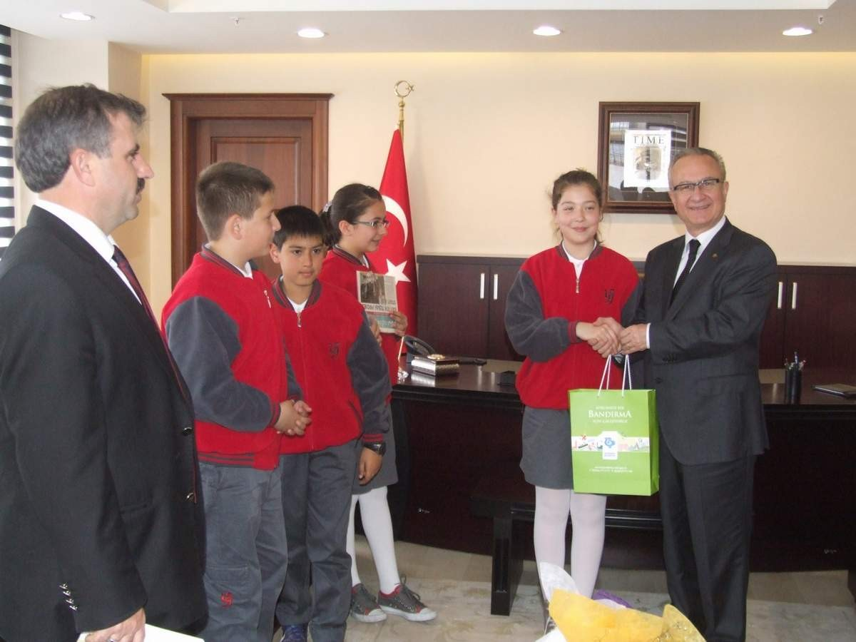 Belediye Başkanı Sedat Pekel Koltuğunu Çocuklara Teslim Etti
