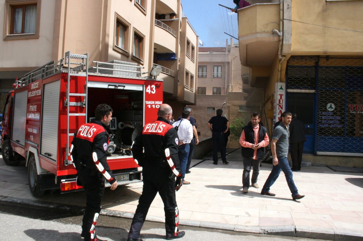 Beş Katlı Binanın Bodrum Katındaki Yangın Korkuttu