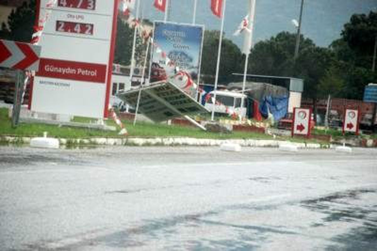 Bilecik\'te Fırtına Hayatı Felç Etti