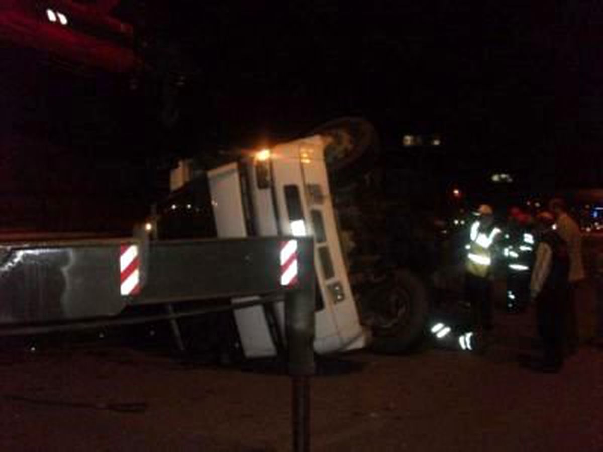 Cam Yüklü Kamyon Devrildi, Yol Ulaşıma Kapandı