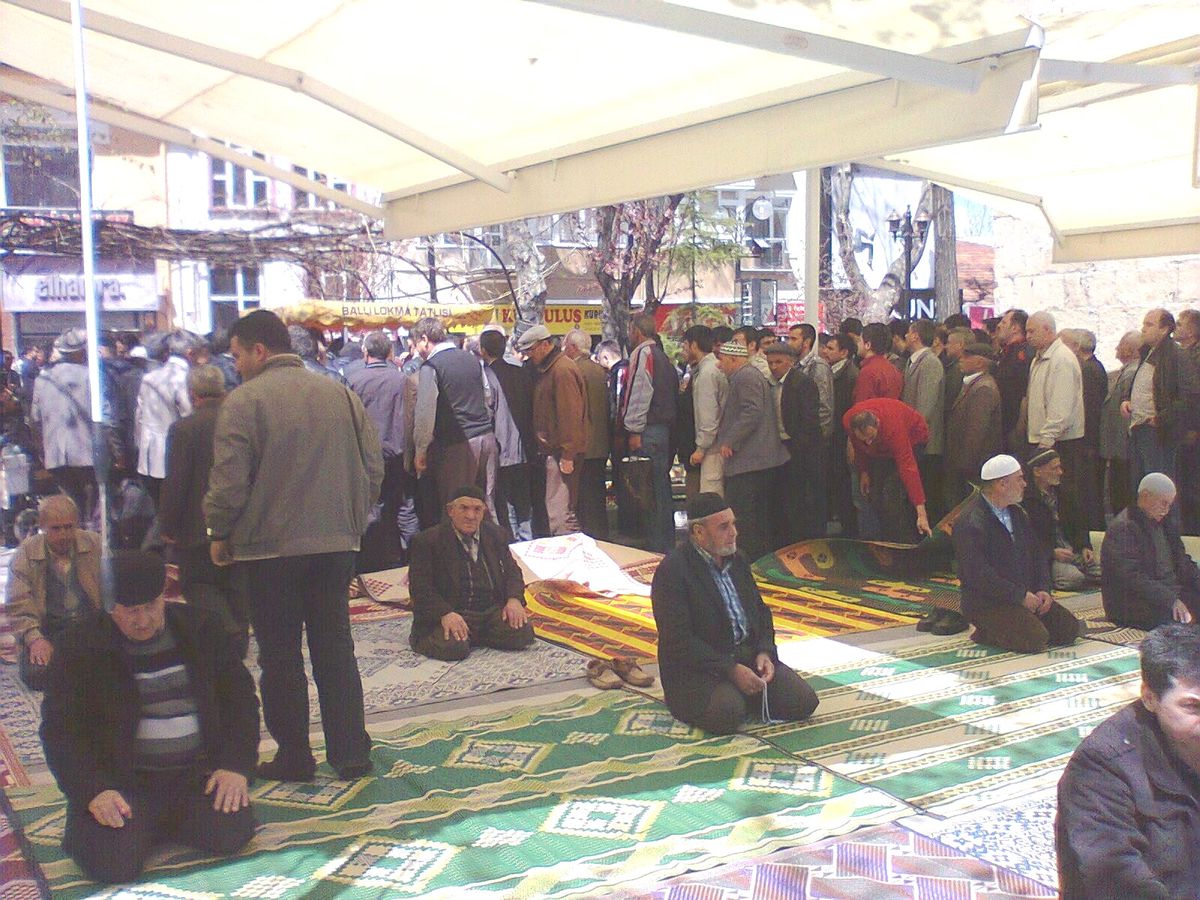 Cami Cemaatine "Kutlu Doğum Lokması"
