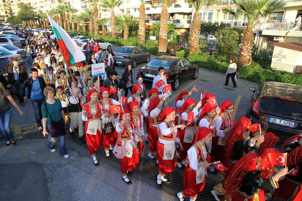 Çocuklar İzmir'i Şenlendirdi