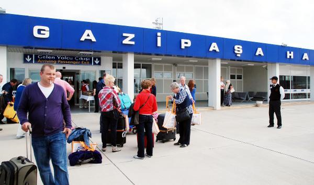 Corendon'un Turist Taşıyan İlk Uçağı Gazipaşa Havalimanı'na İndi