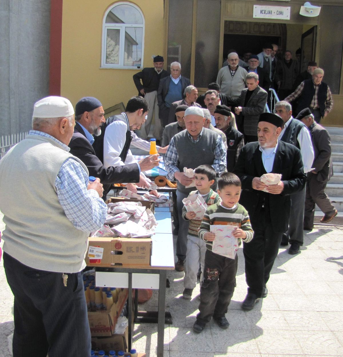 Çorum Mevlana Camii\'nden Bin 500 Kişiye Simit ve Meyve Suyu