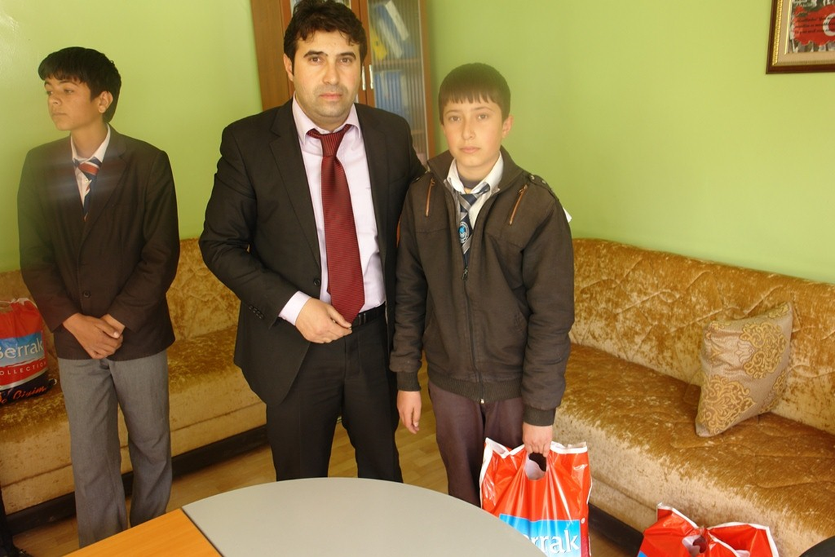 Çukurca Kaymakamlığı'ndan Depremzede Öğrencilere Yardım