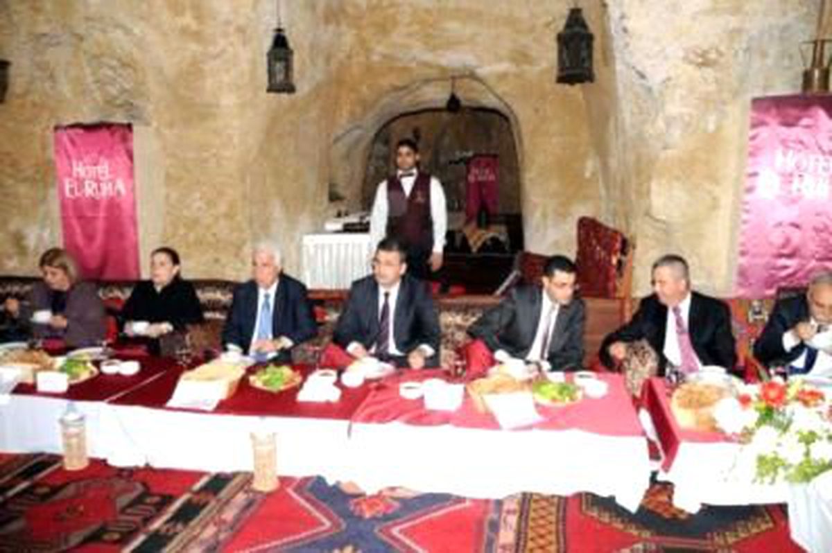 Cumhurbaşkanı Eroğlu, Şanlıurfa\'nın Tarihi Mekanları Gezdi