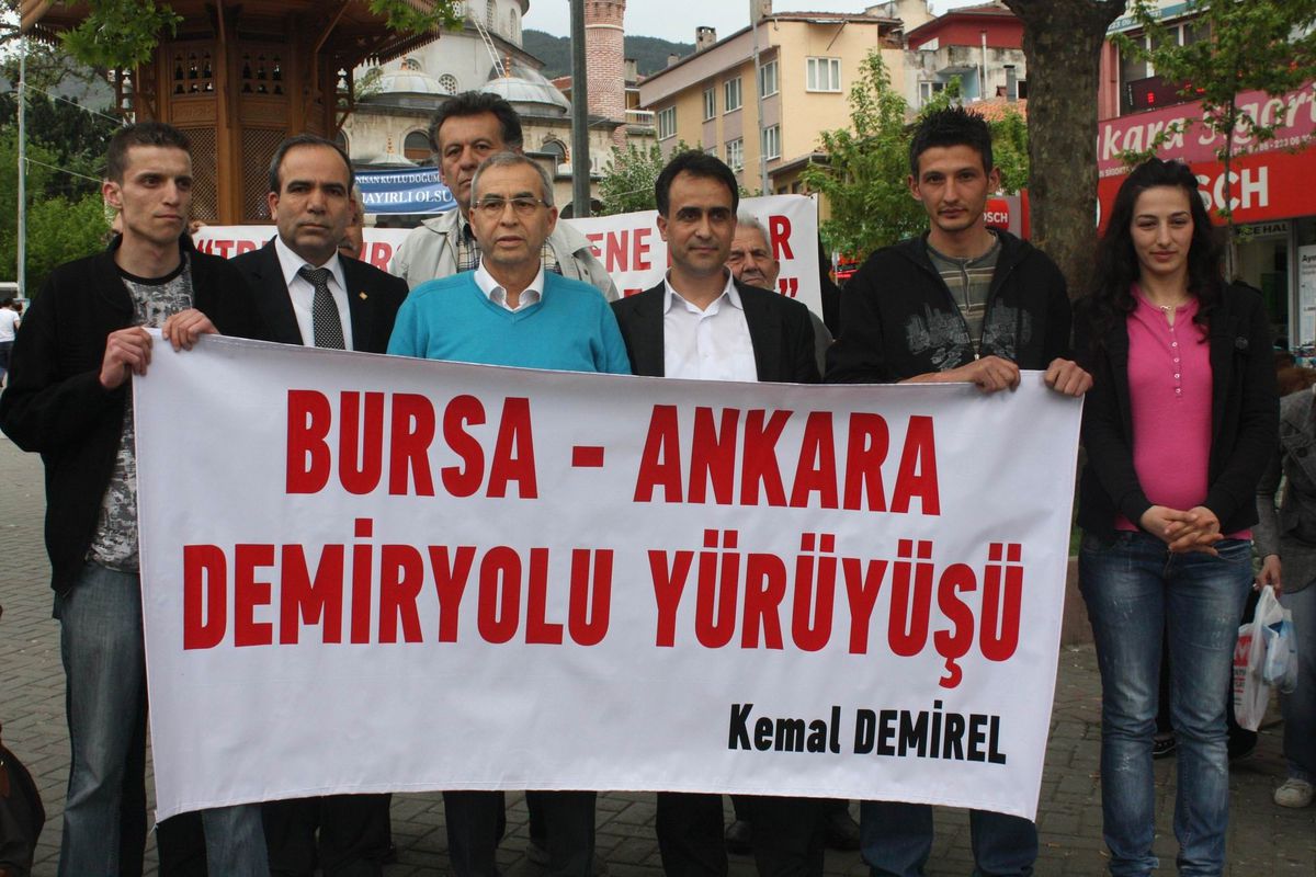 Demirel Tren İçin Yürüdü