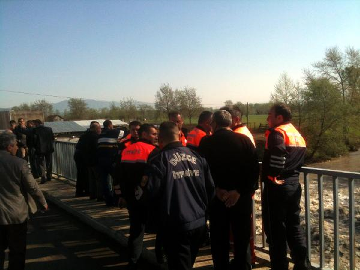 Dereye Uçan Otomobilden 4 Kişi Kurtuldu, 1 Kişi Kayıp