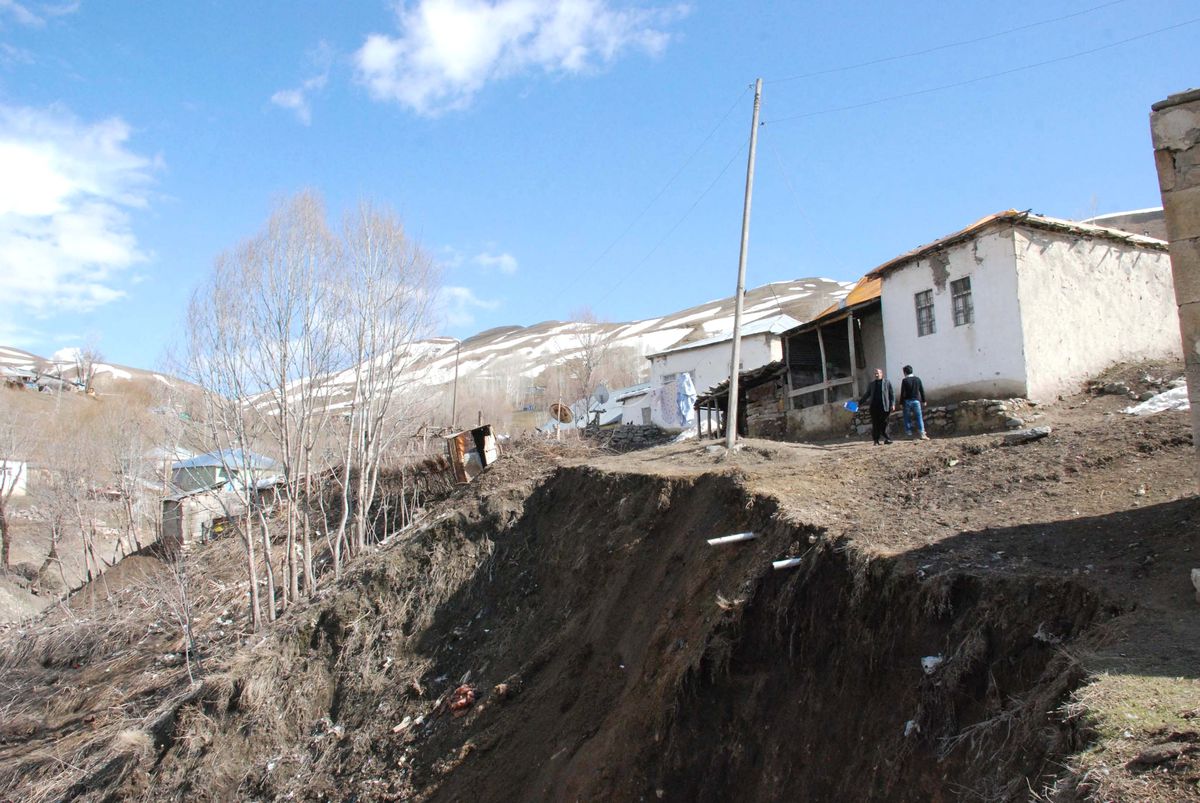 Dumlusu Köyünde Heyelan Korkusu