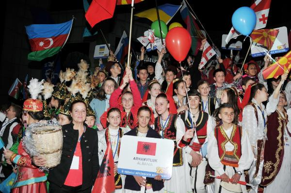 Dünya Barışı İçin Gökyüzüne Bin Balon Bıraktılar