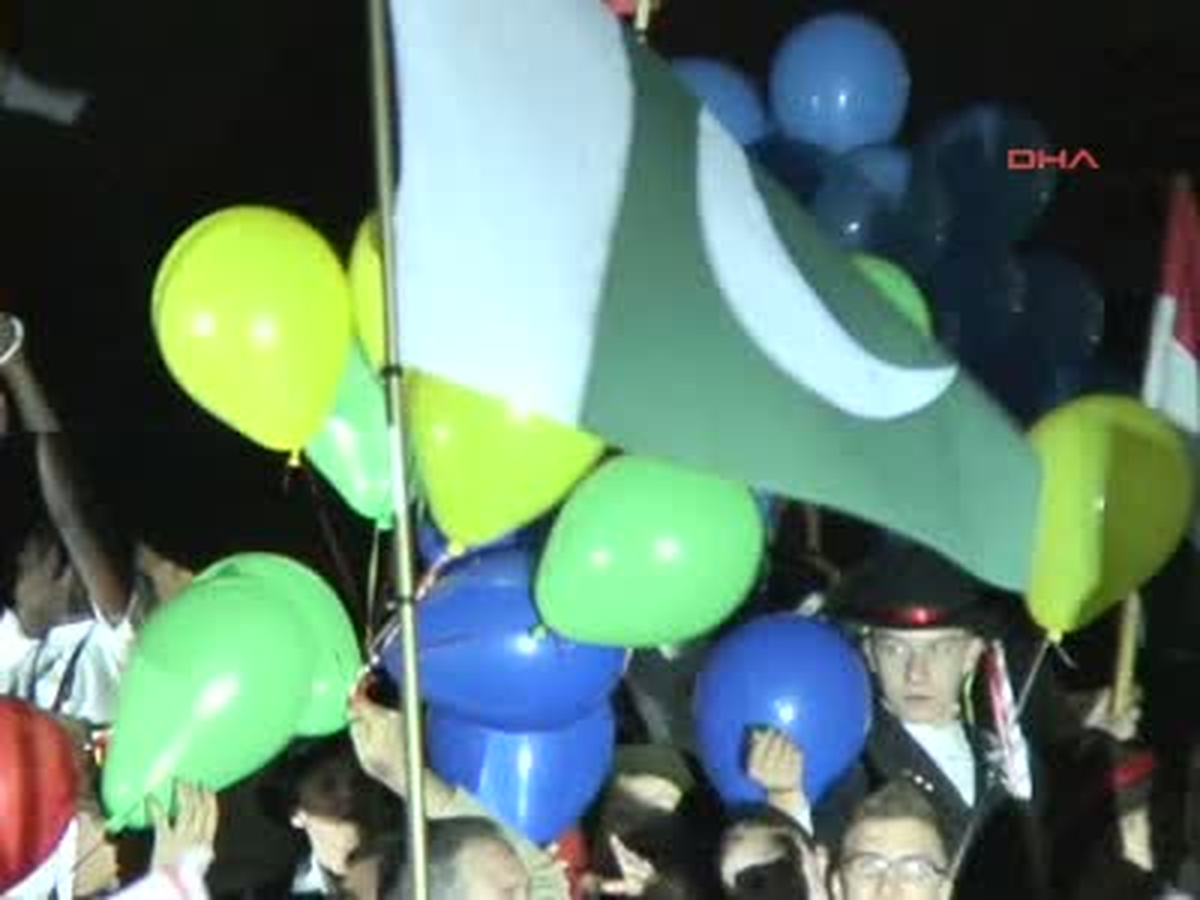 Dünya Barışı İçin Gökyüzüne Bin Işıklı Balon Bırakıldı