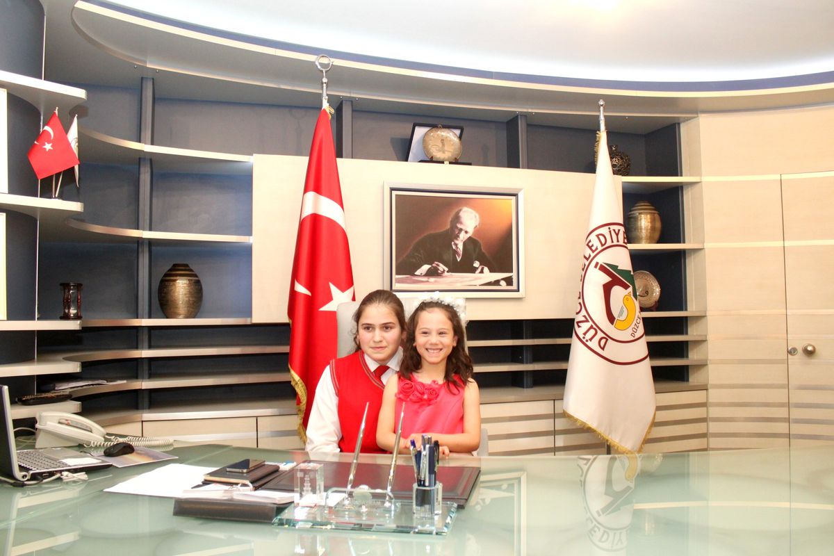 Düzce Belediye Başkanı Bayram Koltuğunu, Neşe Saldık\'a Teslim Etti