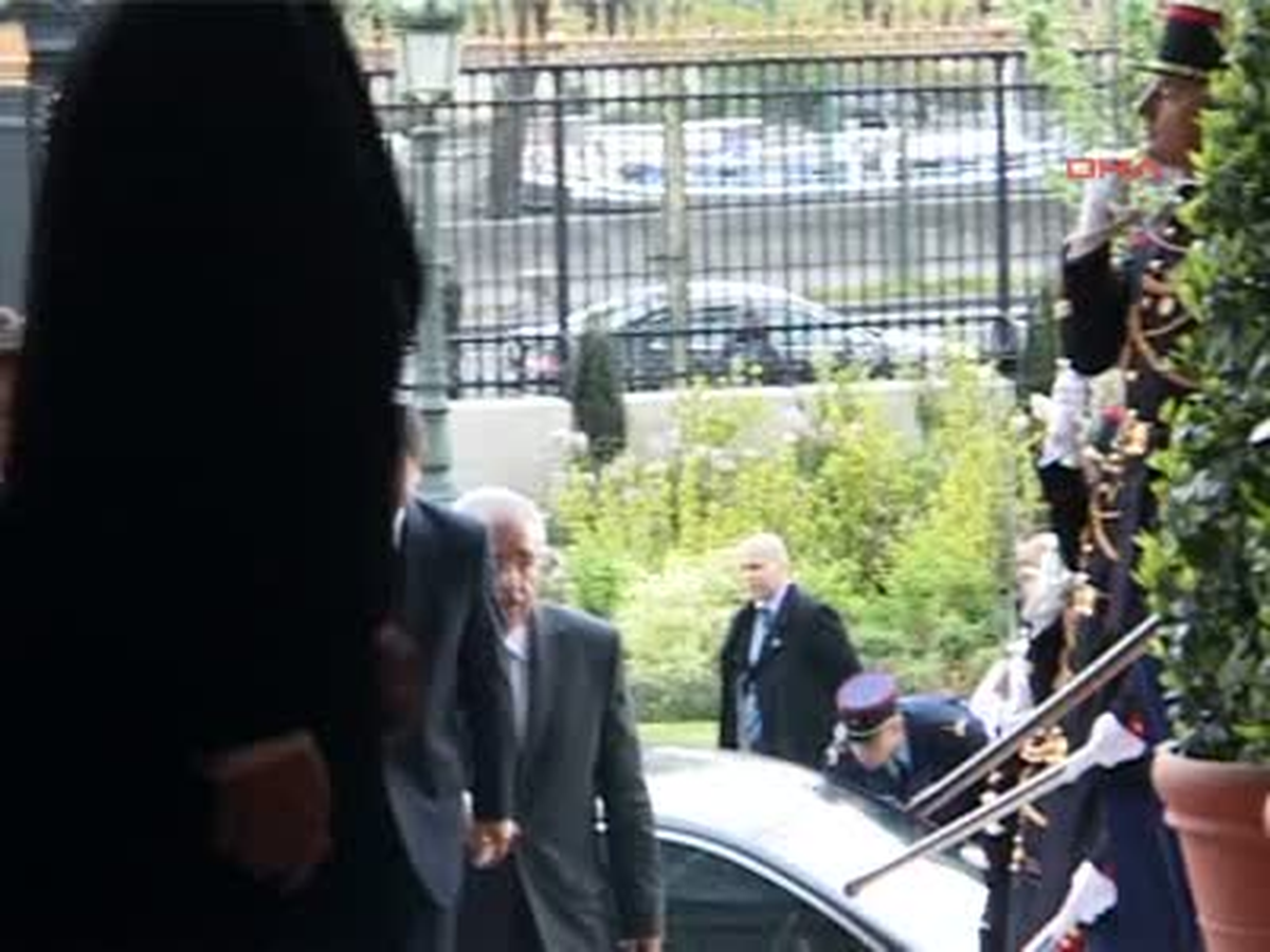 Davutoğlu Paris\'te