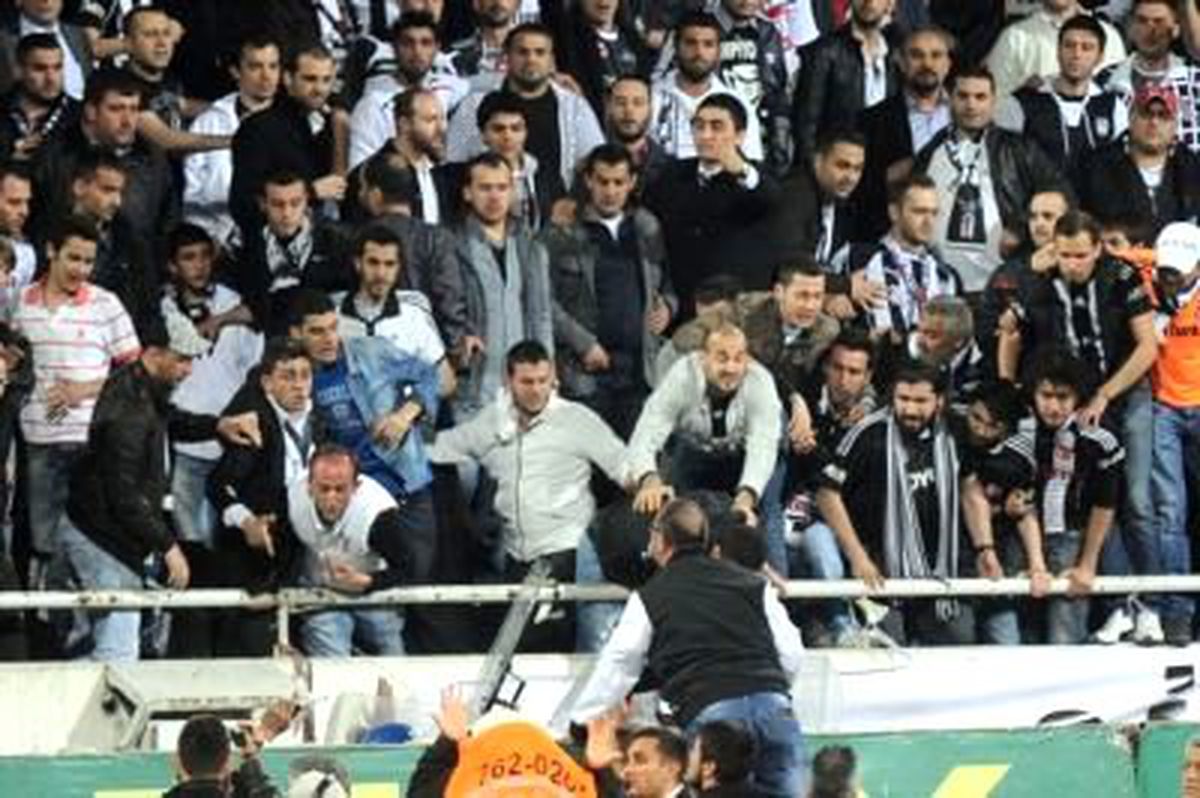 Emre\'ye 2 Maç Men, Beşiktaş\'a İse 2 Maç Seyircisiz Oynama Cezası