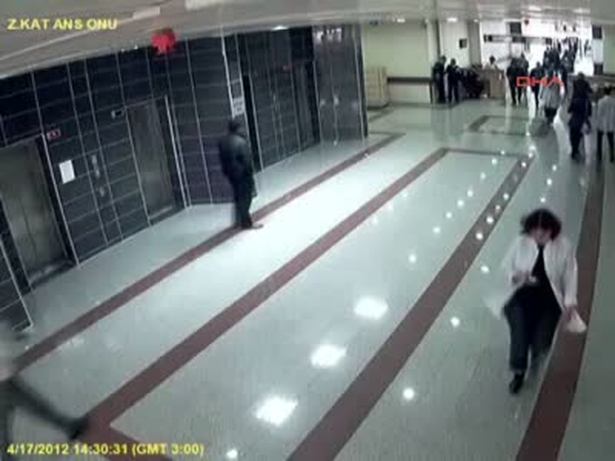 Erzurum \'Kalça Sıkan\' Tacizci Kaçarken Kameraya Yakalandı \'Kalça Sıkan\' Tacizci Kaçarken Kameraya...