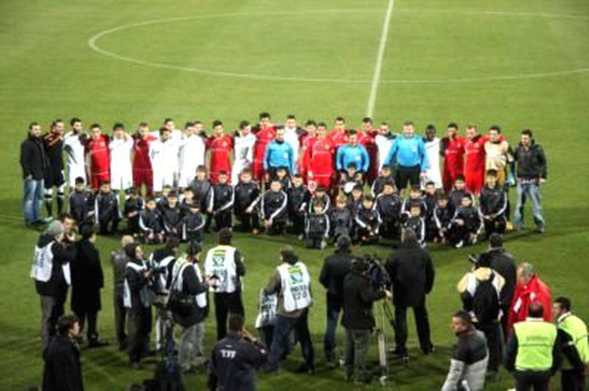 Eski Futbolcular Biyediç Adına Sahaya Çıkıyor